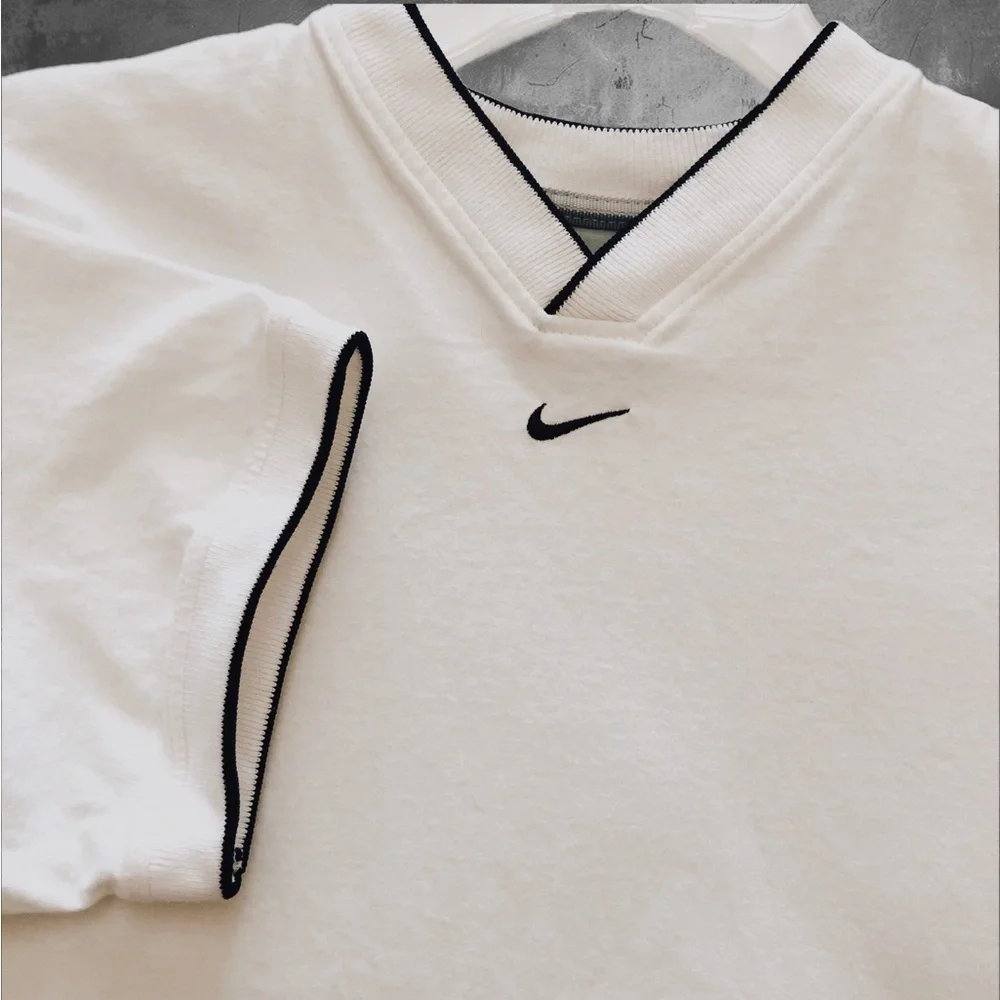 Nike VTG embroidered center swoosh V-neck t-shirt 💣